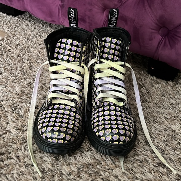Dr. Martens Girls Boots with hearts - Picture 3 of 10